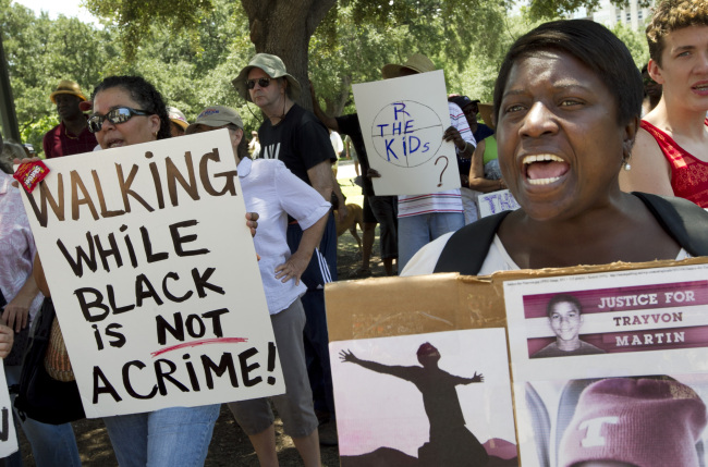 Faye Byrd (right) participates in a “Justice for Trayvon” rally at the Capitol in Austin, Texas, Saturday.   AP-Yonhap News