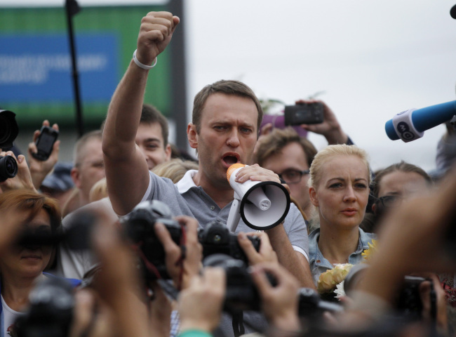 Russian opposition leader Alexei Navalny (center) addresses supporters and journalists after arriving from Kirov at a railway station in Moscow on Saturday.   AP-Yonhap News