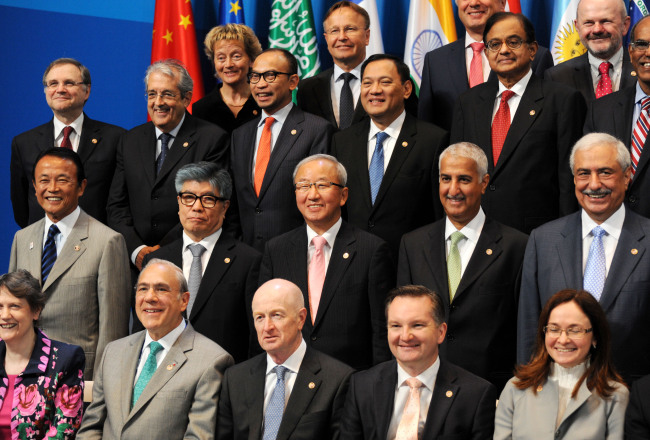 Deputy Prime Minister and Finance Minister Hyun Oh-seok (third from left, second row) and Bank of Korea Governor Kim Choong-soo (second from left, second row) pose during the gathering of economic and monetary policymakers from the G20 members in Moscow over the weekend.   Ministry of Strategy and Finance