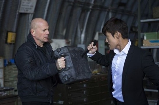 브루스윌리스(BruceWillis/영화배우/가수),이병헌(영화배우/탤런트)
시작이 좋다. 배우 이병헌 주연의 할리우드 영화 ‘레드:더 레전드’(감독 딘 패리소트)가 개봉 첫 주말 국내 극장가를 휩쓸며 단숨에 1위 자리에 올랐다.