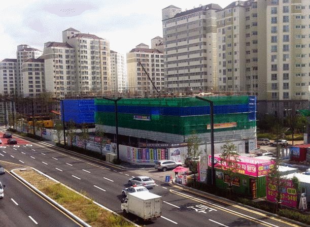 부동산 불황에도 불구하고 올 하반기 서울 도심에선 재건축ㆍ재개발 아파트 2만가구 이상을 분양하는 등 분양대전이 펼쳐질 것으로 전망된다. 사진은 최근 분양중인 한 건설사의 아파트 공사현장 모습.
