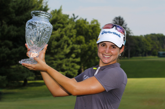 베아트리스레카리(BeatrizRecari/골퍼)
<YONHAP PHOTO-0190> SYLVANIA, OH - JULY 21: Beatriz Recari of Spain holds the championship trophy after winning the Marathon Classic presented by Owens Corning & O-I on July 21, 2013 in Sylvania, Ohio. Hunter Martin/Getty Images/AFP== FOR NEWSPAPERS, INTERNET, TELCOS & TELEVISION USE ONLY ==../2013-07-22 06:18:41/ <저작권자 ⓒ 1980-2013 ㈜연합뉴스. 무단 전재 재배포 금지.>
Beatriz Recari of Spain poses with the winner’s trophy on Sunday.   AFP-Yonhap News