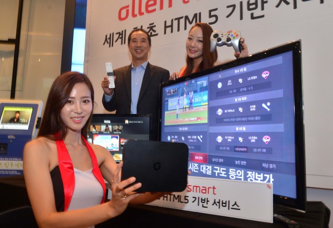 22일 오전 광화문 KT올레스퀘어에서 김주성 KT미디어허브사장이 참석한 가운데 세계최초로 웹을 기반으로한  올레TV 스마트 시연행가가 열렸다.<br />이상섭 기자. babtong@heraldcorp.com 2013.07.22
22일 오전 광화문 KT올레스퀘어에서 김주성 KT미디어허브사장이 참석한 가운데 세계최초로 웹을 기반으로한  올레TV 스마트 시연행가가 열렸다.
이상섭 기자. babtong@heraldcorp.com 2013.07.22