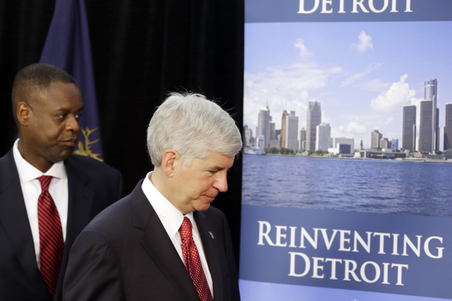 Michigan Gov. Rick Snyder (right) and state-appointed emergency manager Kevyn Orr leave a news conference in Detroit after addressing the city’s bankruptcy on Friday.    AP-Yonhap News