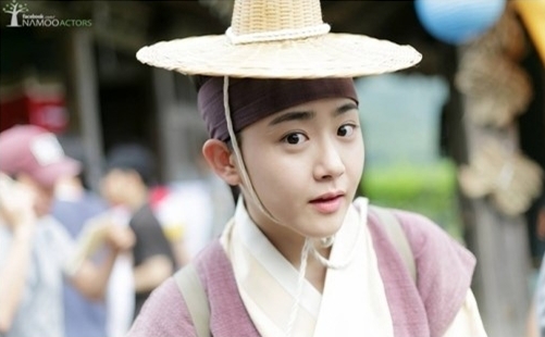 문근영(영화배우/탤런트)
배우 문근영(26)이 가장 문근영다운 모습으로 돌아왔다. 타고난 동안, 중성적인 이미지로 ‘신분의 한계’를 뛰어넘는 아픔을 표현하는 사극퀸, 다시 ‘남장여자’다.