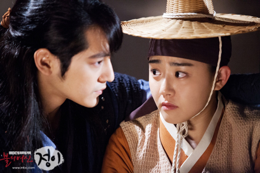 문근영(영화배우/탤런트),김범(김상범/탤런트/영화배우)
배우 문근영(26)이 가장 문근영다운 모습으로 돌아왔다. 타고난 동안, 중성적인 이미지로 ‘신분의 한계’를 뛰어넘는 아픔을 표현하는 사극퀸, 다시 ‘남장여자’다.