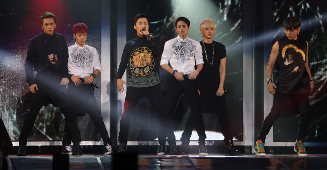 손동운(가수/비스트),이기광(가수/탤런트/비스트),윤두준(가수/탤런트/비스트),양요섭(가수/뮤지컬배우/비스트),장현승(가수/비스트/트러블메이커),용준형(가수/작곡가/비스트)
BEAST performs during “2013 Beautiful Show” at Seoul Olympic Gymnastics Stadium on Sunday.   Yonhap News
