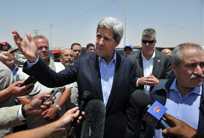 존케리(JohnKerry/정치인/미국국무부장관)
U.S. Secretary of State John Kerry speaks to reporters as Jordanian Foreign Minister Nasser Judeh (right), looks on during a visit at the Zaatari refugee camp in Mafraq, Jordan, Thursday.   AP-Yonhap News