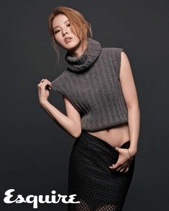 김예림(가수/투개월)
22일 김예림은 남성패션 매거진 에스콰이어(Esquire) 화보를 통해 운동으로 단련된 탄탄한 몸매를 과시했다. 특히 터틀넥 상의와 블랙 시스루 치마를 입고 찍은 화보에서는 치마를 살짝 내리는 포즈로 아찔한 11자 복근을 과시해 눈길을 끌었다.
