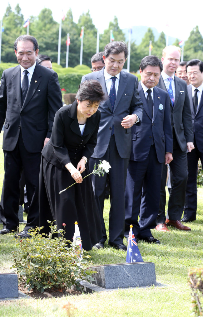 박근혜(대통령/대한민국대통령)
President Park Geun-hye lays a flower on the tomb of a U.S. soldier killed during the Korean War at the U.N. Memorial Cemetery in Busan on Monday. Yonhap News