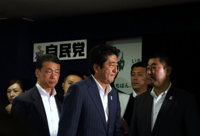아베신조(AbeShinzo/정치인/일본총리)
Japanese Prime Minister Shinzo Abe may not revert to his nationalist agenda immediately as his ruling coalition’s electoral triumph on Sunday reaffirmed his economic drive as a top policy priority, analysts said Monday.