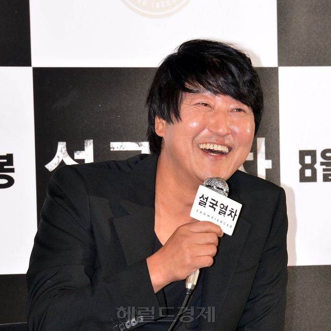 송강호(영화배우)
배우 송강호가 22일 오후 서울 왕십리CGV에서 열린 영화′설국열차′ 시사회에 참석해 미소를 짓고 있다.