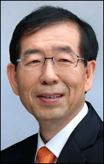 박원순(광역단체장/변호사/서울특별시시장)
박원순 서울시장이 23일 오전 10시 청와대에서 열리는 국무회의에 참석한다. 배석자 신분으로 참석하는 박원순 시장은 이날 발언권을 얻어 노량진 배수로 수몰 사고에 대한 서울시장으로서의 무한한 책임을 느끼며 원인규명과 관련자 엄중처벌 ,제도 개선 등 사후대책에 행정력을 집중할 뜻을 밝힐 계획이다.