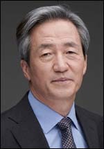정몽준(국회의원/대한축구협회명예회장/보건복지위원회위원)
정몽준(62·사진) 대한축구협회 명예회장이 2013년 아시아축구연맹(AFC) 공로상을 받는다. AFC는 23일(한국시간) 홈페이지를 통해 “22일 바레인의 마나마에서 열린 AFC 집행위원회에서 정 명예회장을 2013년 ‘AFC 다이아몬드 오브 아시아’ 수상자로 결정했다”고 밝혔다.