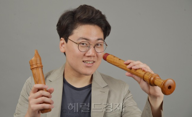 권민석 리코더 연주자<br />김명섭 기자 msiron@heraldcorp.com
권민석 리코더 연주자
김명섭 기자 msiron@heraldcorp.com
권민석 리코더 연주자
김명섭 기자 msiron@heraldcorp.com
