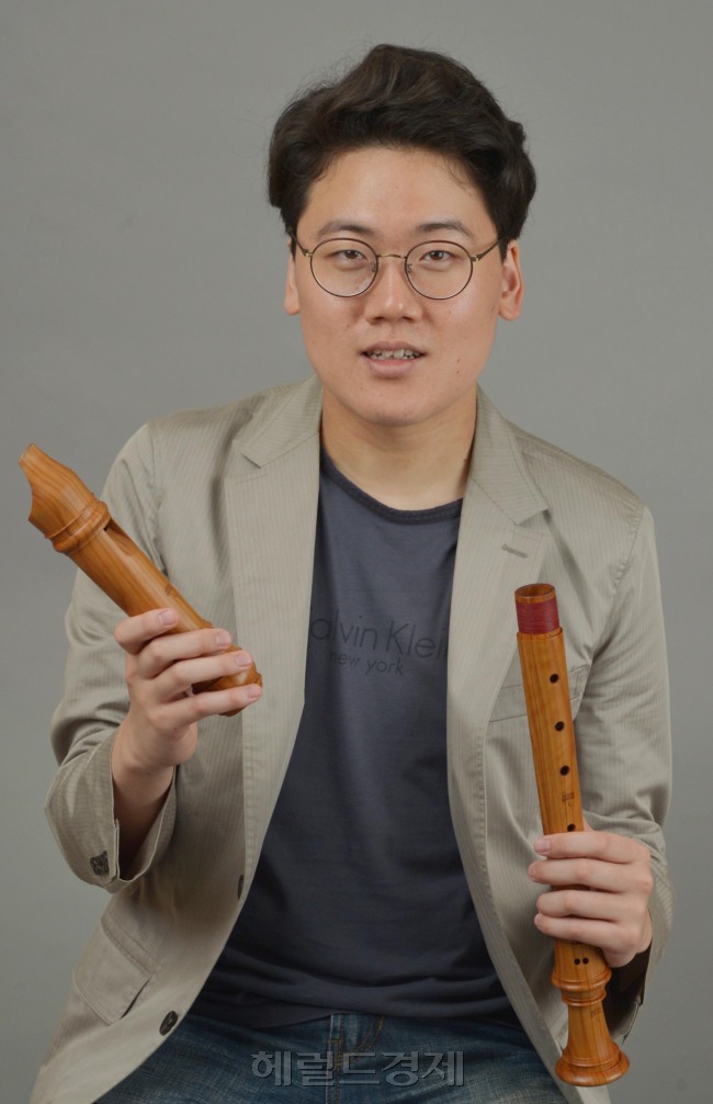 권민석 리코더 연주자<br />김명섭 기자 msiron@heraldcorp.com
권민석 리코더 연주자
김명섭 기자 msiron@heraldcorp.com
권민석 리코더 연주자
김명섭 기자 msiron@heraldcorp.com