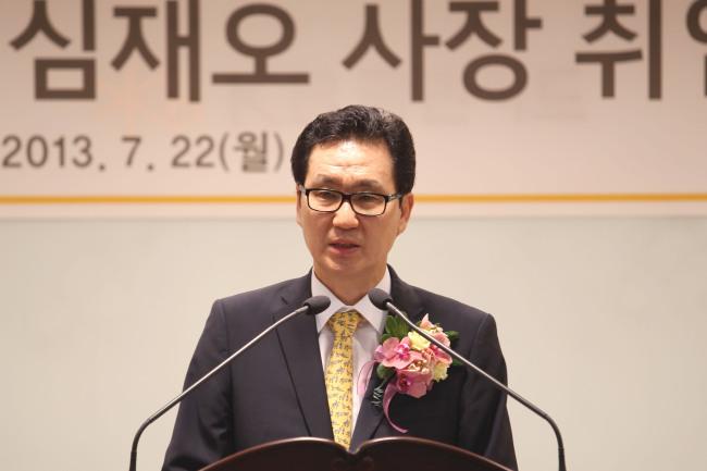 심재오(금융인)
KB국민카드 대표이사로 선임된 심재오(사진) 사장이 지난 22일 취임식을 갖고 본격적인 업무에 돌입했다. 심 사장은 이날 취임식에서 “앞으로 KB국민카드는 시장의 리더를 쫓아가는 회사가 아니라 시장을 선도하는 회사가 돼야 한다”며 “분사 이후 지난 3년이 시장에 안착하기 위해 노력하는 시기였다면 앞으로는 신용카드 시장의 이슈를 선점하고 새로운 패러다임을 이끌어 나갈 수 있어야 한다”고 포부를 밝혔다.