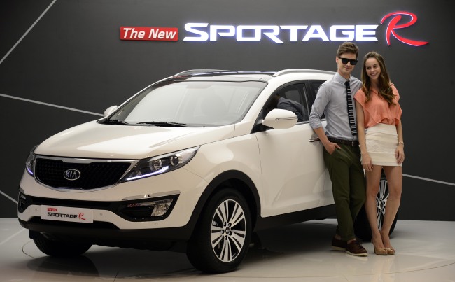 Models pose with Kia Motors’ The New Sportage R, a facelift of the carmaker’s flagship compact SUV that went on sale Tuesday.   Park Hae-mook/The Korea Herald