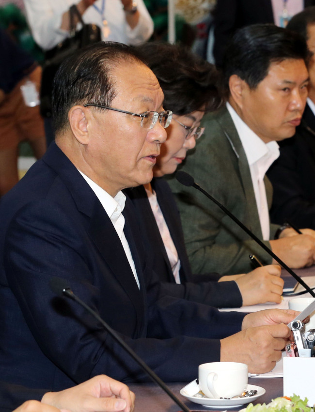 황우여 새누리당 대표가 23일 오전 국회 귀빈식당에서 교육부, 안전행정부, 여성가족부, 문화체육관광부 등이 참석한 가운데 체험캠프 안전대책과 관련한 당정협의를 하고 있다../안훈기자 rosedale@ 2013.07.23