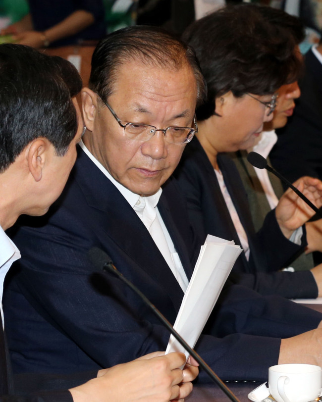 황우여 새누리당 대표가 23일 오전 국회 귀빈식당에서 교육부, 안전행정부, 여성가족부, 문화체육관광부 등이 참석한 가운데 체험캠프 안전대책과 관련한 당정협의를 하고 있다../안훈기자 rosedale@ 2013.07.23