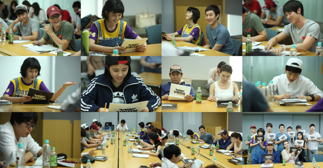 고아라(탤런트/영화배우),유연석(안연석/탤런트/영화배우),정우(김정국/영화배우/탤런트),김성균(연극배우/영화배우),도희(민도희/가수/타이니지)
tvN 화제작 ‘응답하라 1997’에 이은 ‘응답하라’ 시리즈 2탄, tvN ‘응답하라 1994‘가 본격 제작에 들어갔다. ‘응답하라 1994’ 전 출연진이 지난 19일 서울 상암동 CJ E&M센터에서 모두 모여 대본리딩을 가졌다.