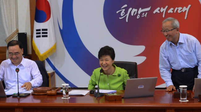 President Park Geun-hye and Deputy Prime Minister Hyun Oh-seok attend a Cabinet meeting at Cheong Wa Dae on Tuesday.   Chung Hee-cho/The Korea Herald