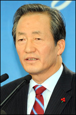 정몽준(국회의원/대한축구협회명예회장/보건복지위원회위원)
정몽준(62·사진) 대한축구협회 명예회장이 2013년 아시아축구연맹(AFC) 공로상을 받는다. AFC는 23일(한국시간) 홈페이지를 통해 “22일 바레인의 마나마에서 열린 AFC 집행위원회에서 정 명예회장을 2013년 ‘AFC 다이아몬드 오브 아시아’ 수상자로 결정했다”고 밝혔다.