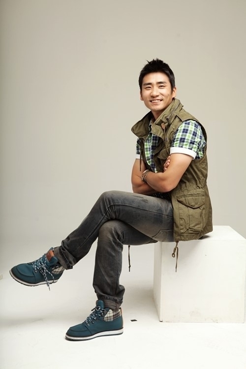 이정수(개그맨/탤런트)
23일 개그맨 이정수의 소속사 태풍코리아는 “이정수가 오는 10월 5일 일반인 여자친구와 결혼식을 올린다”고 밝혔다.