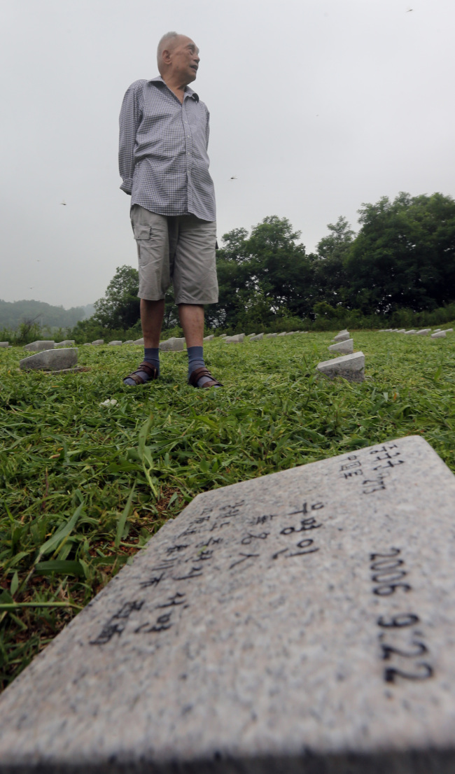 A Chinese Korean War veteran visits the cemetery for North Korean and Chinese soldiers in Paju, Gyeonggi Province on July 9.   Yonhap News