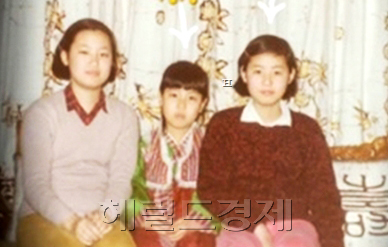 김성령(탤런트/미스코리아)
지난 22일 리빙전문매거진 레몬트리는 배우 김성령과 친언니인 도예가 김성진을 ‘2013 핸드메이드코리아페어’ 홍보대사로 발탁했다.