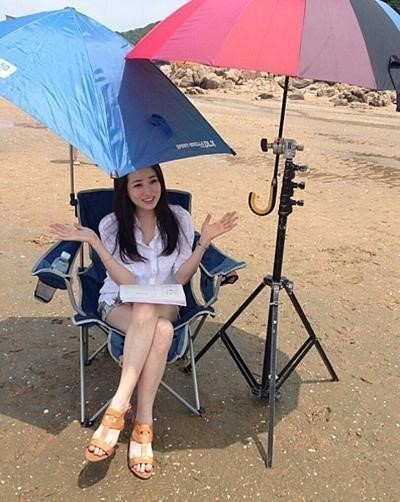 최정원(탤런트/영화배우)
최정원은 23일 자신의 미투데이에 “감독님의 센스”라는 글과 함께 사진을 공개했다. 사진에는 우산으로 만든 간이 파라솔 아래 최정원이 대본을 편 채로 환하게 미소짓는 모습이 담겨 있다. 특히 최정원의 백옥처럼 뽀얀 피부와 여전한 동안 미모가 눈길을 끈다