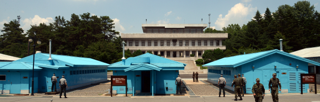 South Korean, North Koran and U.N. soldiers stand on guard at Panmunjeom. (Ahn Hoon/The Korea Herald)