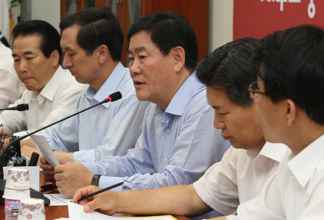 Saenuri Party floor leader Rep. Choi Kyung-hwan (center) speaks at the party’s leadership meeting on Tuesday.
Yonhap News
