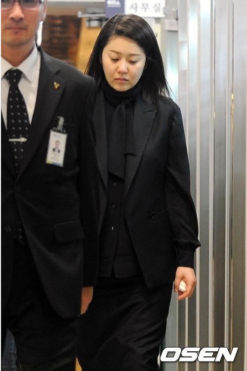 고현정(탤런트/미스코리아)
23일 고현정의 소속사 OK컴퍼니 측은 “고현정이 드라마 ‘여왕의 교실’ 촬영 중 김종학 PD의 사망 소식을 접했다”며 “촬영팀에게 양해를 구하고 빈소를 찾았다”고 밝혔다.