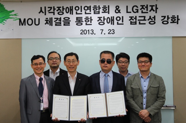 LG전자와 한국시각장애인연합회 관계자들이 23일 서울 여의도 이룸센터에서 ‘정보통신분야의 정보 격차 해소 및 장애인 접근성 향상을 위한 업무협력 양해각서(MOU)’ 체결식을 갖고 있다.