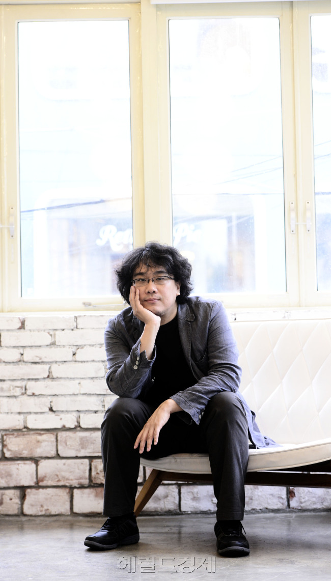 영화 '설국열차' 봉준호 감독. 박해묵 기자/mook@heraldcorp.com
영화 '설국열차' 봉준호 감독. 박해묵 기자/mook@heraldcorp.com
영화 '설국열차' 봉준호 감독. 박해묵 기자/mook@heraldcorp.com
영화 ‘마더’ 이후 4년 만에 돌아온 봉준호 감독은 새 영화 ‘설국열차’를 통해 통제된 시스템을 부정하고자 하는 인간의 보편적인 모습을 탐구했다. 박해묵 기자/mook@