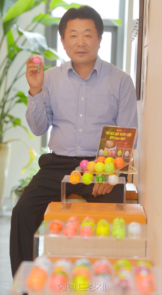 문경안 볼빅 회장<br />김명섭 기자 msiron@heraldcorp.com
문경안 볼빅 회장
김명섭 기자 msiron@heraldcorp.com
문경안 볼빅 회장
김명섭 기자 msiron@heraldcorp.com