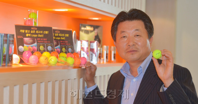 문경안 볼빅 회장<br />김명섭 기자 msiron@heraldcorp.com
문경안 볼빅 회장
김명섭 기자 msiron@heraldcorp.com
문경안 볼빅 회장
김명섭 기자 msiron@heraldcorp.com
“국산 볼이 미국 무대에서 태극기를 꽂았다.” 볼빅 선수 이일희는 5월 LPGA에서 첫우승한 후 이렇게 말하며 기뻐했다. 문경안 볼빅 회장은 후반기 LPGA에서 두 번 더 태극기를 꽂겠다며 기대감을 높였다.
김명섭 기자/msiron@heraldcorp.com