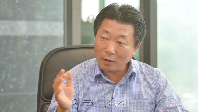 문경안 볼빅 회장<br />김명섭 기자 msiron@heraldcorp.com
문경안 볼빅 회장
김명섭 기자 msiron@heraldcorp.com
문경안 볼빅 회장
김명섭 기자 msiron@heraldcorp.com