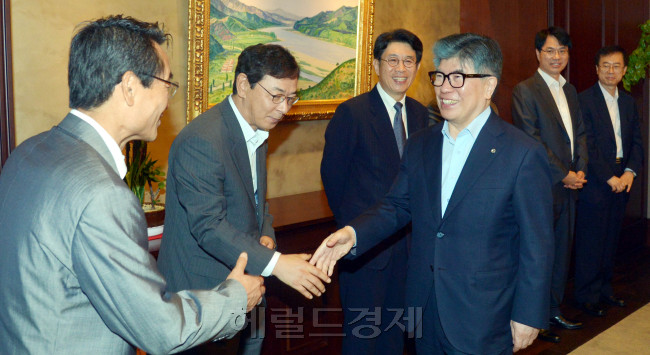 24일 오전 서울 중구 남대문로 한국은행 본관에서 열린 경제동향간담회에서 김중수 총재가 경제분야 전문가들과 인사를 하고 있다.<br />김명섭 기자 msiron@heraldcorp.com
