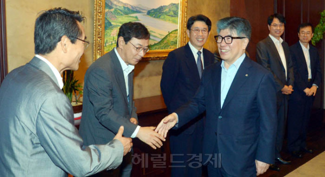 김중수(금융인/전대학총장/한국은행총재)
24일 오전 서울 중구 남대문로 한국은행 본관에서 열린 경제동향간담회에서 김중수 총재가 경제분야 전문가들과 인사를 하고 있다