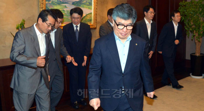 김중수(금융인/전대학총장/한국은행총재)
24일 오전 서울 중구 남대문로 한국은행 본관에서 열린 경제동향간담회에서 김중수 총재와 경제분야 전문가들이 회의장으로 가고 있다.