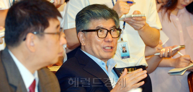 김중수(금융인/전대학총장/한국은행총재)
김중수 한국은행 총재가 미국의 양적완화 출구전략 시점이 정해진 경로를 따르기보단 경제여건에 따라 유연하게 조정될 수 있다고 밝혔다.