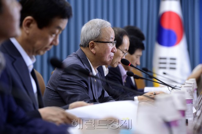 지난 23일 박근혜대통령으로 부터 신임을 확인한 현오석 기획재정부 장관 겸 부총리가 24일 오전 서울 종로구 세종로 정부서울청사에서 열린 경제관계장관회의에서 모두발언을 하고 있다. 이 날 현 부총리는 주택시장 정상화를 위해 수도권 주택 공급량을 조절하겠다고 밝혔다. 박해묵 기자/mook@heraldcorp.com
지난 23일 박근혜대통령으로 부터 신임을 확인한 현오석 기획재정부 장관 겸 부총리가 24일 오전 서울 종로구 세종로 정부서울청사에서 열린 경제관계장관회의에서 모두발언을 하고 있다. 이 날 현 부총리는 주택시장 정상화를 위해 수도권 주택 공급량을 조절하겠다고 밝혔다. 박해묵 기자/mook@heraldcorp.com