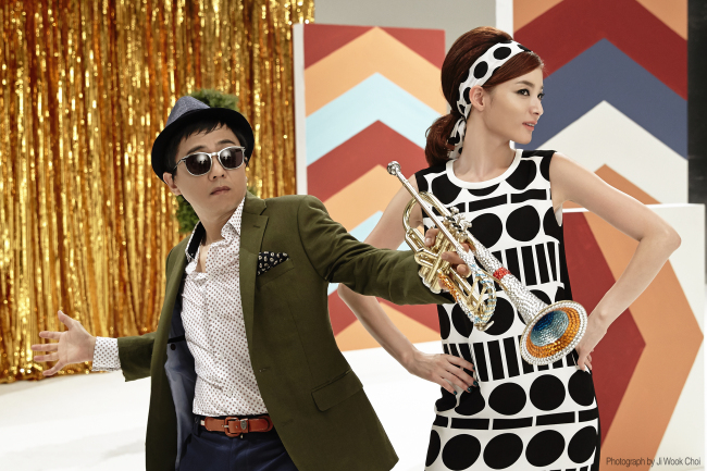 이주한(트럼펫연주가/작곡가/윈터플레이),혜원(문혜원/가수/윈터플레이)
‘재즈는 어렵다’는 선입견은 팝재즈 밴드 윈터플레이(Winterplay·사진) 앞에선 쉽게 허물어지고 만다. 강아지 울음소리와 함께 “세상 모든 개와 고양이, 동물들에게 이 노래를 바친다”는 황당한 선언으로 앨범을 시작해 ‘노란 샤쓰의 사나이’를 부르면서 “노란 샤쓰 입은 놈 어디 있어?”라고 눙을 치니 웃지 않을 도리가 없다.