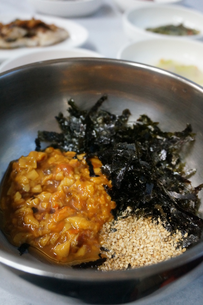 Meonggae (sea squirt) bibimbap, Tongyeong’s representative regional dish.   Lee Woo-young/The Korea Herald