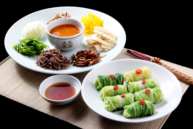 Sungchae dumplings (right) and seasoned bamboo shoots with ripe persimmon.   Korea Cultural Heritage Foundation