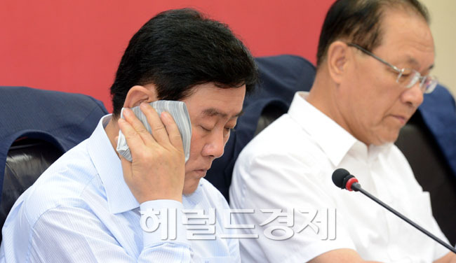 최경환(국회의원/전정무직공무원/새누리당원내대표/한국여자농구연맹총재)
24일 오전 서울 여의도 새누리당 당사에서 열린 최고중진연석회의에 참석한 최경환 원내대표가 찜통 회의실에 땀을 닦고 있다.