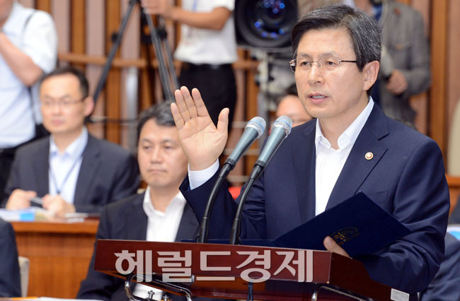 황교안(정무직공무원/전검사/법무부장관)
24일 오전 서울 여의도 국회에서 국정원 댓글사건 국정조사 특위가 법무부의 기관보고를 시작으로 열리고 있다. 황교안 법무부 장관이 증인선서를 하고 있다.