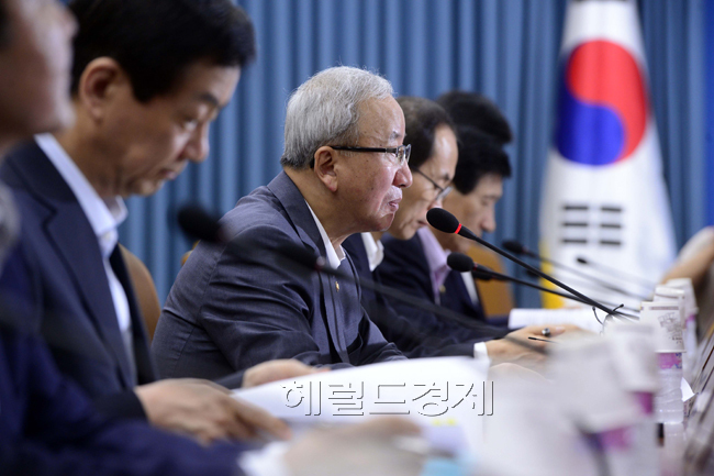 현오석(정무직공무원/기획재정부장관/부총리)
지난 23일 박근혜 대통령으로 부터 신임을 확인한 현오석 기획재정부 장관 겸 부총리가 24일 오전 서울 종로구 세종로 정부서울청사에서 열린 경제관계장관회의를 주재하고 있다. 이 날 현 부총리는 주택시장 정상화를 위해 수도권 주택 공급량을 조절하겠다고 밝혔다.